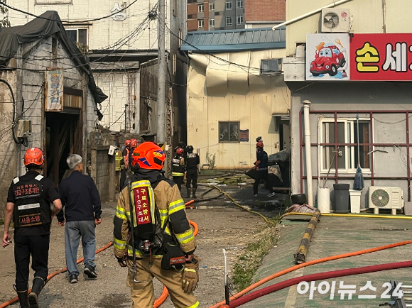30일 서울 영등포구 양평동의 한 상가에서 폭발음과 함께 화재가 발생, 소방대원들이 잔불을 정리하고 감식반이 화재 원인을 조사하고 있다. [사진=설래온 기자]