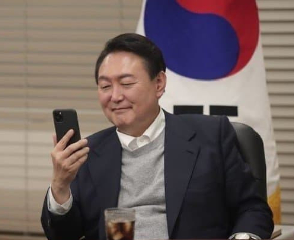 윤석열 전 대통령이 휴대전화 비밀번호 제공을 거부한 가운데, 해당 기기에 비밀번호와 얼굴 인식(Face ID)까지 설정된 이중 잠금이 확인되면서 포렌식 작업에 난항이 예상되고 있다. [사진=윤석열 인스타그램]
