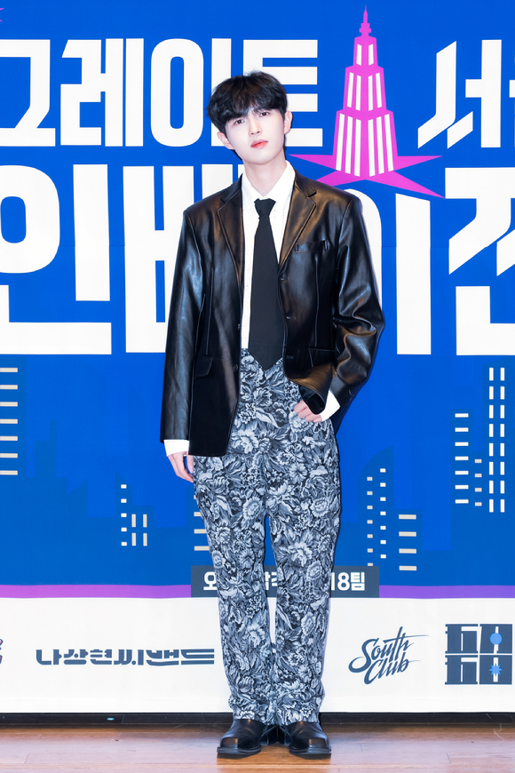 가수 김재환이 20일 온라인으로 진행된 Mnet 새 예능프로그램 '그레이트 서울 인베이전' 제작발표회에 참석해 포즈를 취하고 있다. [사진=Mnet]