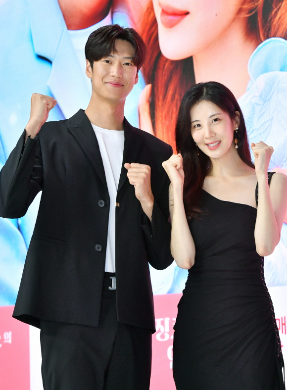 배우 나인우, 서현이 15일 온라인으로 진행된 KBS 2TV 새 수목드라마 '징크스의 연인' 제작발표회에 참석해 포즈를 취하고 있다. [사진=KBS]