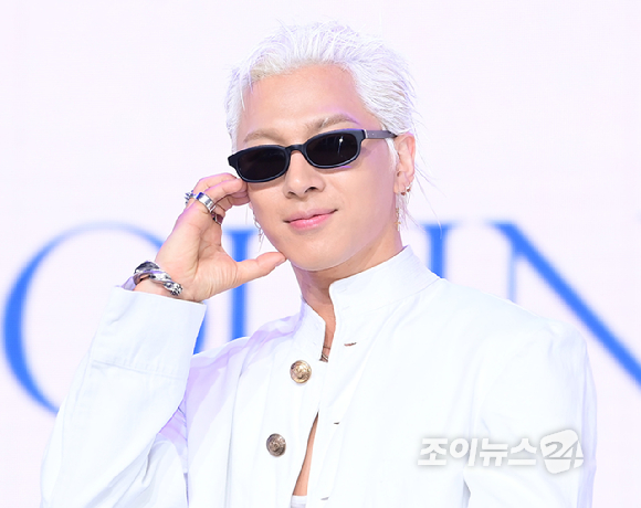 가수 태양이 18일 오후 서울 마포구 상암동 큐브컨벤션센터에서 열린 TAEYANG 정규 4집 'QUINTESSENCE'(퀸테센스) 음감회에 참석해 포토타임을 갖고 있다. [사진=정소희 기자]