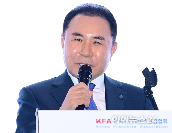 윤홍근 제너시스BBQ 회장(한국프랜차이즈산업협회 창립협회장)이 19일 오후 서울 여의도 콘래드 서울 그랜드볼룸에서 열린 한국프랜차이즈산업협회 협회장 이&middot;취임식 및 비전 선포식에서 축사를 하고 있다. [사진=정소희 기자]