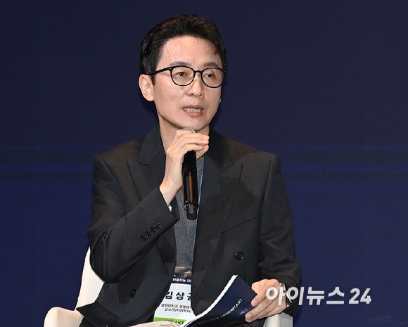 종합경제미디어 아이뉴스24가 23일 서울 영등포구 여의도동 FKI타워컨퍼런스센터에서 '아이포럼2025-지금은 인공지능 대전환(AX):AI 3대 강국 어떻게 만들 것인가' 컨퍼런스를 개최했다. 김상균 경희대학교 경영대학원 교수가 좌담회를 진행하고 있다. [사진=곽영래 기자]