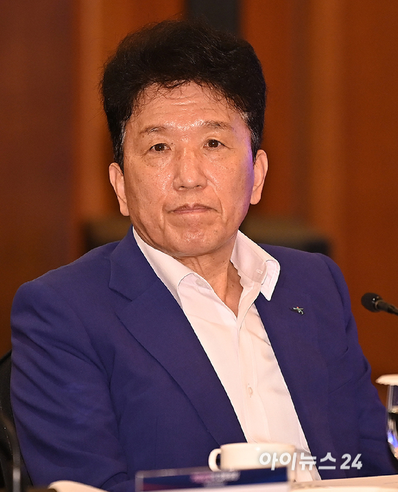 함영주 하나금융지주 회장이 4일 오전 서울 중구 롯데호텔 사파이어볼룸에서 진행된 기업성장포럼 출범식에서 참석하고 있다. [사진=곽영래 기자]