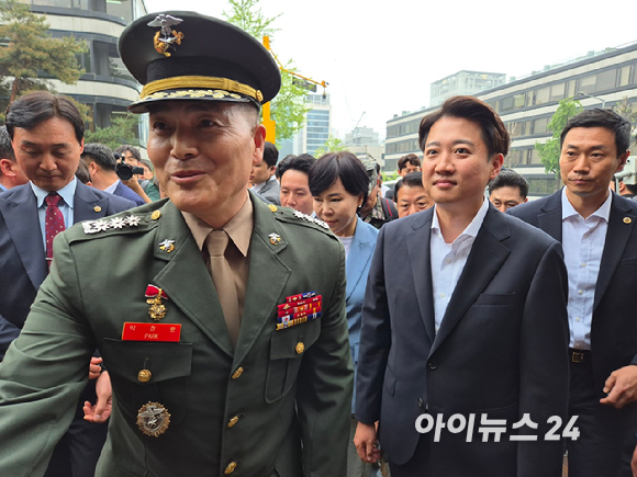 개혁신당 이준석 대선 후보가 16일 충청남도 단국대학교 천안캠퍼스에서 진행한 '학식먹자 이준석' 행사에서 식사를 앞두고 취재진 질문에 답하고 있다. 2025.5.16 [사진=연합뉴스]
