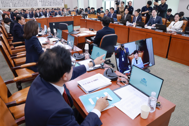 26일 국회 법제사법위원회에서 열린 법무부, 고위공직자범죄수사처, 대법원(법원행정처) 등에 대한 종합감사에서 국민의힘 김민전 의원이 민주당 법사위원 등 의원들을 언급하며 질의한 것과 관련해 여야 의원들이 설전을 벌이고 있다. 2026.10.26 [사진=연합뉴스]