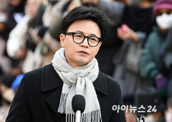 한동훈 국민의힘 전 대표가 3일 서울 여의도 국회도서관 앞 쪽문에서 12ㆍ3 비상계엄 1주년 관련 기자회견을 하고 있다. [사진=곽영래 기자]