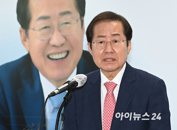 홍준표 국민의힘 대선 경선 후보가 28일 오후 서울 여의도 선거사무소에서 기자간담회를 갖고 있다.