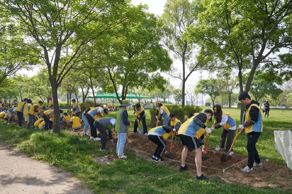 27일 서울 이촌한강공원에서 OCI 계열사와 부광약품 임직원이 묘목을 심고 있다. [사진=OCI홀딩스]