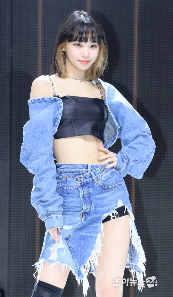 그룹 르세라핌 김채원이 17일 오후 서울 서대문구 연세대학교 백주년기념관에서 진행된 르세라핌(LE SSERAFIM) 두 번째 미니앨범 '안티프래자일(ANTIFRAGILE)' 발매 기념 쇼케이스에 참석해 포즈를 취하고 있다. [사진=정소희 기자]