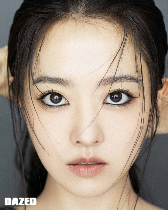 배우 박보영이 화보 촬영에서 포즈를 취하고 있다. [사진=데이즈드]