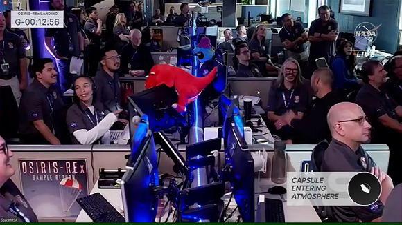 NASA 관계자들이 캡슐 도착 13분전 긴장감 속에 상황을 지켜보고 있다. [사진=NASA]