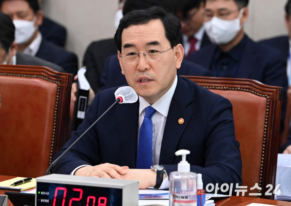 이창양 산업통상자원부 장관이 23일 오전 서울 여의도 국회에서 열린 산업통상자원중소벤처기업위원회 전체회의에서 의원 질의에 답하고 있다. [사진=김성진 기자]