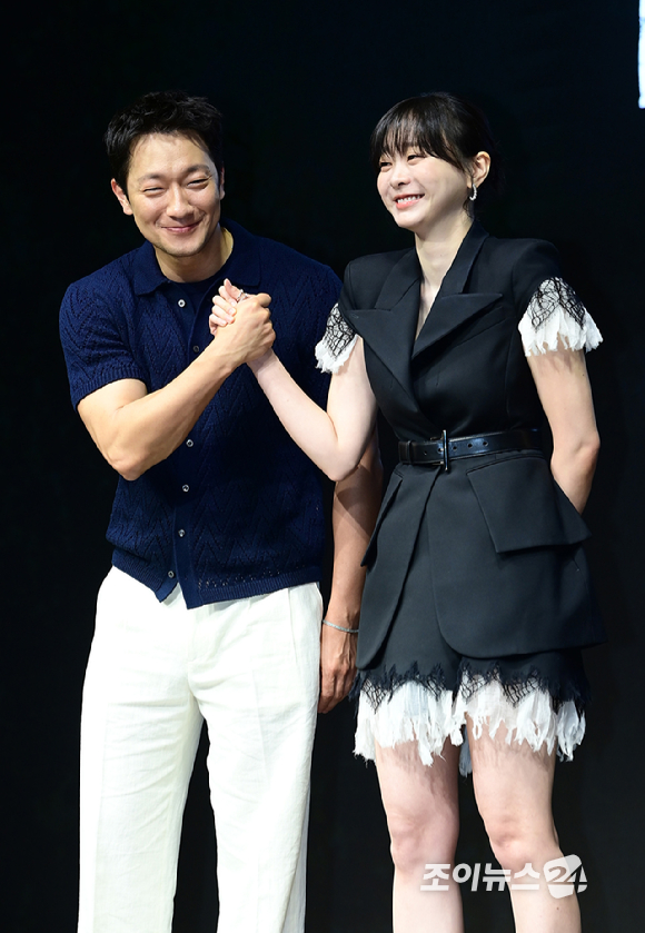 배우 손석구와 김다미가 14일 오전 서울 종로구 JW메리어트 동대문에서 열린 디즈니+ 오리지널 시리즈 '나인 퍼즐' 제작발표회에 참석하고 있다. [사진=정소희 기자]
