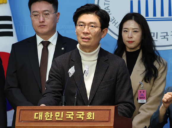 조정훈 국민의힘 의원이 지난 2월 6일 오후 서울 여의도 국회에서 열린 '각계각층 청년들의 국민의힘 입당' 기자회견에서 발언하고 있다.  [사진=뉴시스]