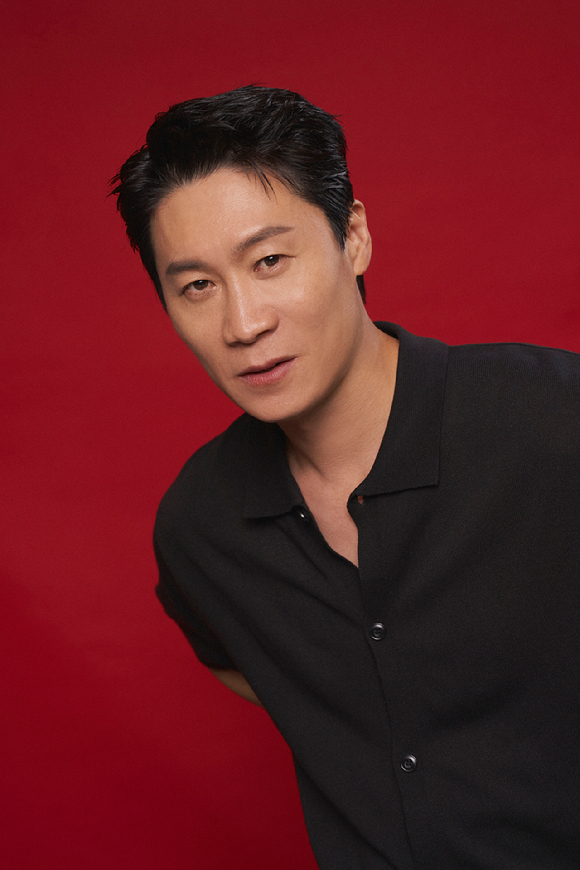 배우 진선규가 넷플릭스 시리즈 '애마' 인터뷰에 앞서 포즈를 취하고 있다. [사진=넷플릭스]