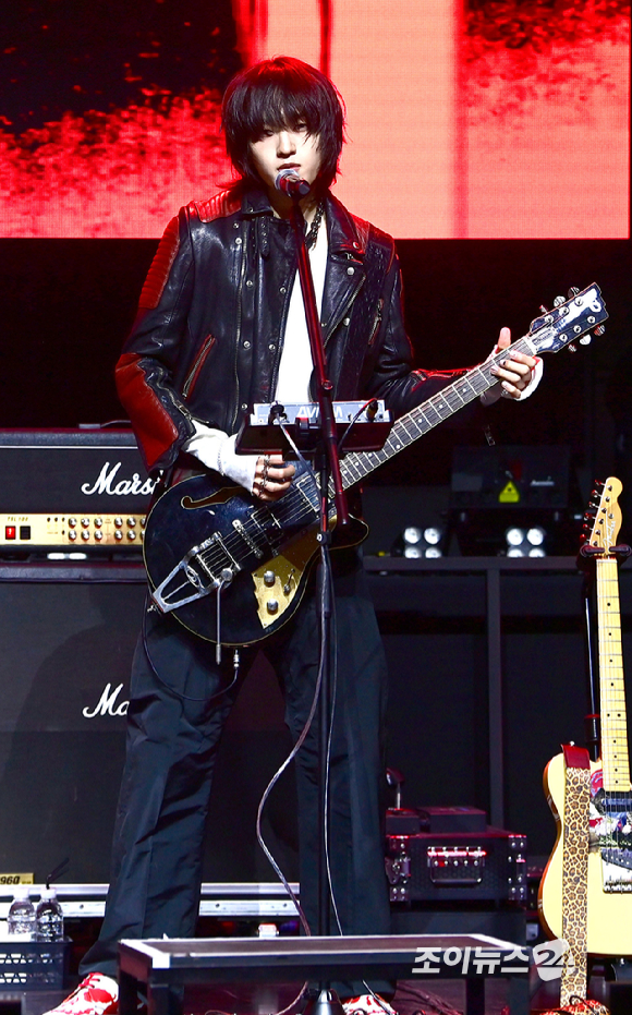 밴드 에이엠피 김신이 21일 오후 서울 서대문구 예스24 원더로크홀에서 열린 AxMxP(에이엠피) 첫 번째 미니앨범 'Amplify My Way'(앰플리파이 마이 웨이) 프레스 쇼케이스에서 타이틀곡 '패스' 무대를 선보이고 있다. [사진=정소희 기자]