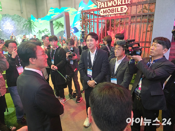 김민석 국무총리가 15일 부산 벡스코 '지스타 2025' 전시장을 방문해 넷마블 부스에서 설명을 듣고 있다. [사진=박정민 기자]