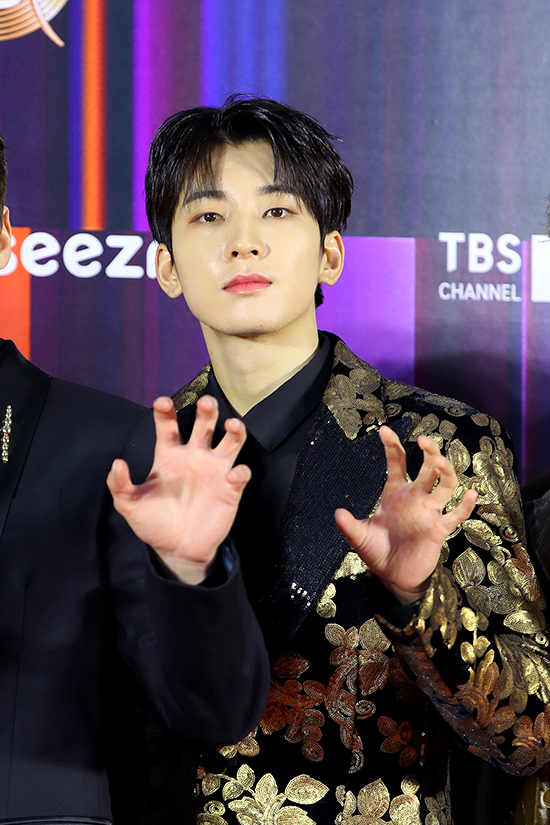 그룹 세븐틴 원우가 8일 오후 서울 고척 스카이돔에서 진행된 '36회 골든디스크 어워즈' 레드카펫 행사에 MC로 참석해 포즈를 취하고 있다. [사진=골든디스크 어워즈 사무국]