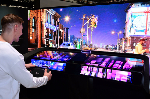 '2026 SDV 이노베이터 어워즈'를 2년 연속 수상한 LG전자의 차량용 디스플레이 솔루션 시연 모습. [사진=LG전자]