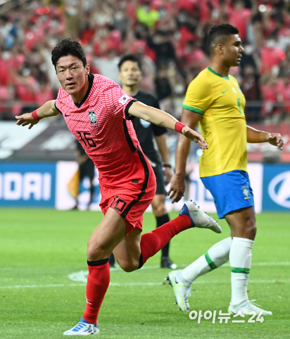 2일 오후 서울월드컵경기장에서 열린 2002 한일월드컵 20주년 기념 대한민국과 브라질의 친선경기가 열렸다. 브라질 네이마르가 페널티킥을 넣은 후 기뻐하고 있다. [사진=김성진 기자]