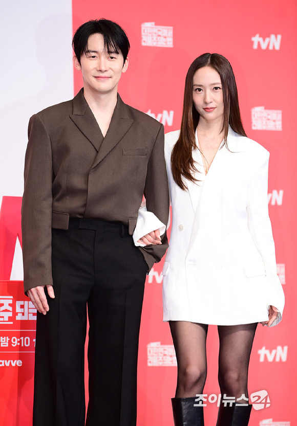 배우 김준한과 정수정이 9일 오후 서울 구로구 신도림동 더링크서울 트리뷰트포트폴리오 호텔에서 열린 tvN 새 토일드라마 '대한민국에서 건물주 되는 법' 제작발표회에서 참석하고 있다. [사진=정소희 기자]