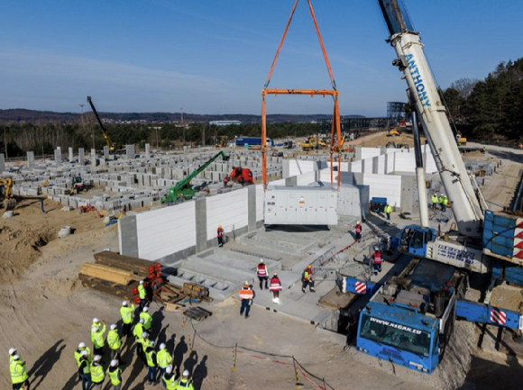 폴란드 자르노비에츠 에너지 저장시설에서 부품을 설치하는 모습. [사진=LG에너지솔루션 폴란드 법인 홈페이지]