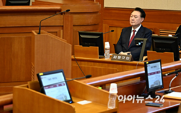 윤석열 대통령이 23일 서울 종로구 헌법재판소에서 열린 탄핵심판 4차 변론에 출석하고 있다. [사진=사진공동취재단]