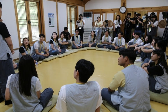 지난 9일 강원 양양 낙산사에서 열린 '나는 절로' 5기 행사에서 참가자들이 자기소개를 하고 있다. [사진=조계종사회복지재단]