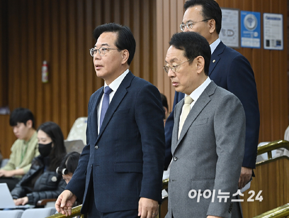 송언석 원내다표가 25일 서울 여의도 국회에서 열린 원내대책회의에 참석하고 있다. [사진=곽영래 기자]