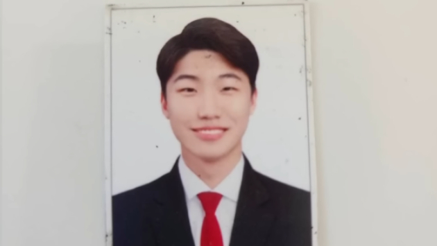 런던베이글뮤지엄(LBM)에서 일하던 20대 직원 정효원 씨(26)가 입사 14개월 만에 과로로 숨졌다는 의혹이 제기된 가운데, 고인의 아버지가 안타까운 심경을 털어놨다. 사진은 정효원 씨. [사진=JTBC '사건반장']