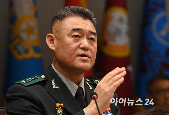 한기성 전 육군 제1군단장이 8일 오후 서울 용산구 국방부에서 열린 국회 국방위원회의 합동참모본부에 대한 국정감사에서 의원 질의에 답변하고 있다. [사진=곽영래 기자]
