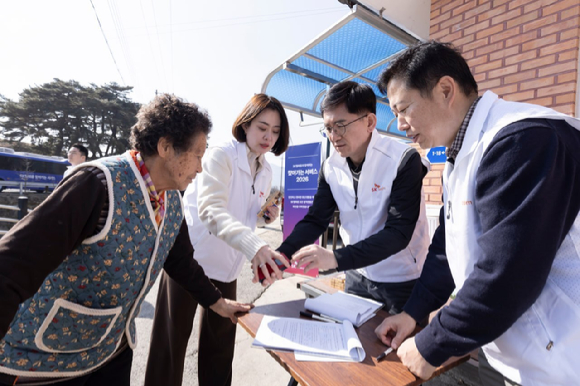고객들이 SKT의 &lsquo;찾아가는 서비스&rsquo;에 참여하고 있는 모습 [사진=SKT]