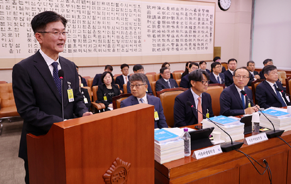 김세윤(왼쪽) 수원지방법원장이 22일 오후 서울 여의도 국회에서 열린 법제사법위원회의 서울고등법원, 서울중앙지방법원 등에 대한 국정감사에서 의원 질문에 답변하고 있다. 2024.10.22. [사진=뉴시스]