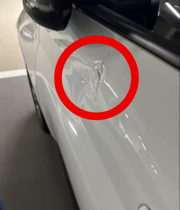 한 차주가 충분히 거리를 확보한 채 주차했음에도 차량 운전석 문이 '문콕'당해 파손되는 일이 벌어졌다. 블랙박스를 살펴본 결과, 상대방 고의적으로 수차례 가격한 것으로 나타났다. [사진=유튜브 '한문철TV']