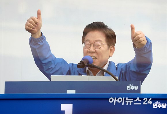 이재명 더불어민주당 대선 후보가 28일 오후 서울 왕십리역광장에서 열린 유세에서 지지를 호소하고 있다. [사진=곽영래 기자]