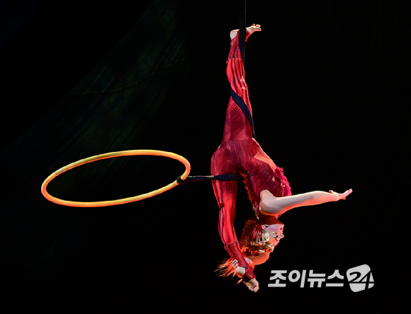 15일 오후 서울 잠실종합운동장 내 빅탑에서 열린 태양의서커스 '쿠자(KOOZA)' 프레스 컨퍼런스에서 배우가 에어리얼 후프(Aerial hoop) 무대를 선보이고 있다. [사진=정소희 기자]