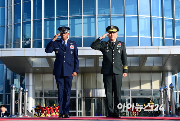 찰스 브라운 미 합참의장 환영 의장행사가 12일 오전 서울 국방부에서 열렸다. 김승겸 합참의장(오른쪽)과 브라운 미 합참의장이 거수경례를 하고 있다. [사진=정소희 기자]