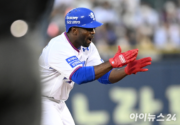 16일 오후 서울 잠실야구장에서 '2022 신한은행 SOL KBO 올스타전' 드림 올스타와 나눔 올스타의 경기가 열렸다. 드림 올스타 피렐라가 1회말 무사 2루타를 친 후 박수를 치고 있다. [사진=김성진 기자]