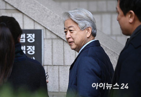 불법 정치자금 받은 혐의를 받는 노웅래 전 더불어민주당 의원이 26일 서울중앙지법에서 열린 1심 선고 공판에 출석하고 있다. [사진=곽영래 기자]