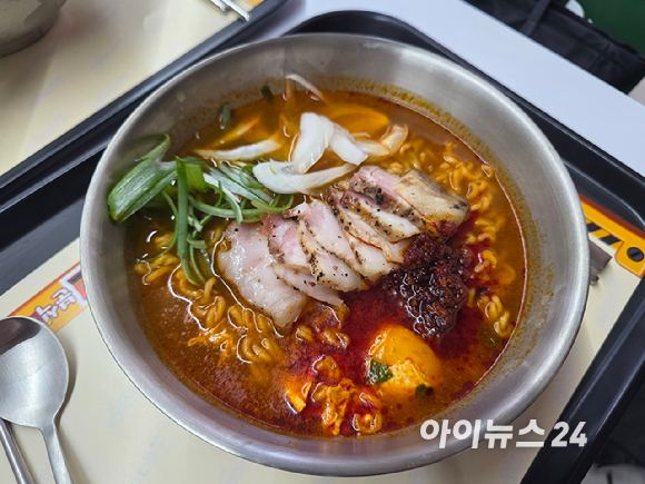 성수동 신라면 분식 외관. [사진=구서윤 기자]
