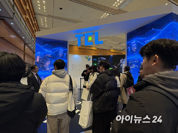 세미콘코리아 2026 전시장에서 대학생들이 제우스(Zeus) 부스를 둘러보고 있다. [사진=권서아 기자]