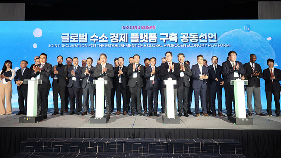 조용국 코렌스 회장(좌측 연단 첫 번째)이 '부산 글로벌 수소경제 심포지엄' 공동선언식에 참석해 박수로 기념하고 있다 [사진=코렌스]