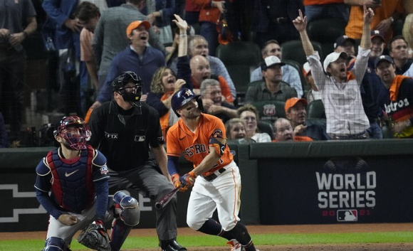 MLB 휴스턴에서 뛰고 있는 호세 알튜베는 28일(한국시간) 열린 애틀랜타와 월드시리즈 2차전에서 7회말 이날 승부에 쐐기를 박는 솔로 홈런을 쏘아 올렸다. [사진=뉴시스]