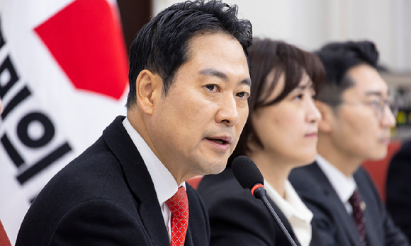  국민의힘 장동혁 대표가 28일 국회에서 열린 기자간담회에서 통일교 특검과 내란전담재판부법, 민주당의 3대 특검 종합 특별검사 추진과 관련한 발언을 하고 있다. [사진=연합뉴스]