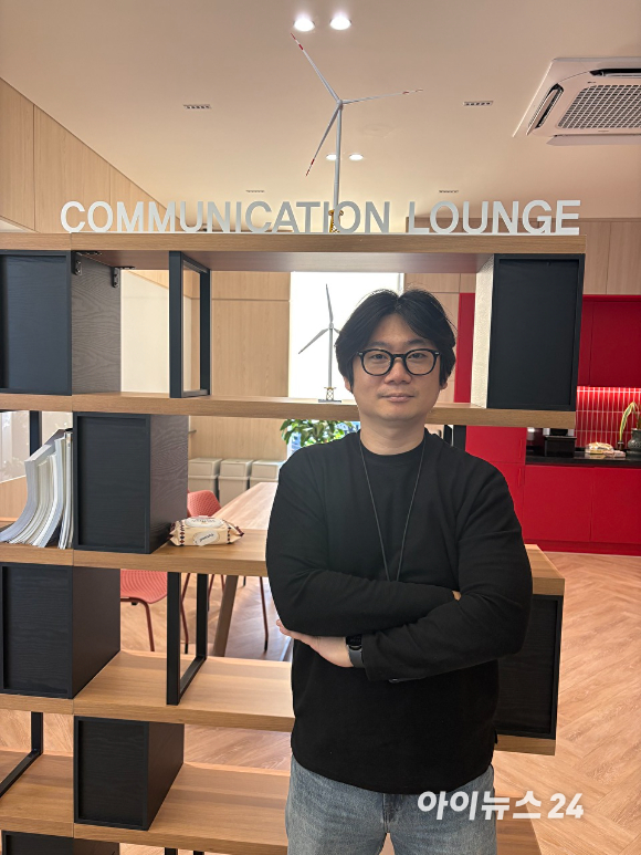 최인욱 두산윈드파워(WPC) 센터장이 지난 10일 제주시 오라동 두산윈드파워센터에서 아이뉴스24와 인터뷰를 진행하고 있다. [사진=이한얼 기자]