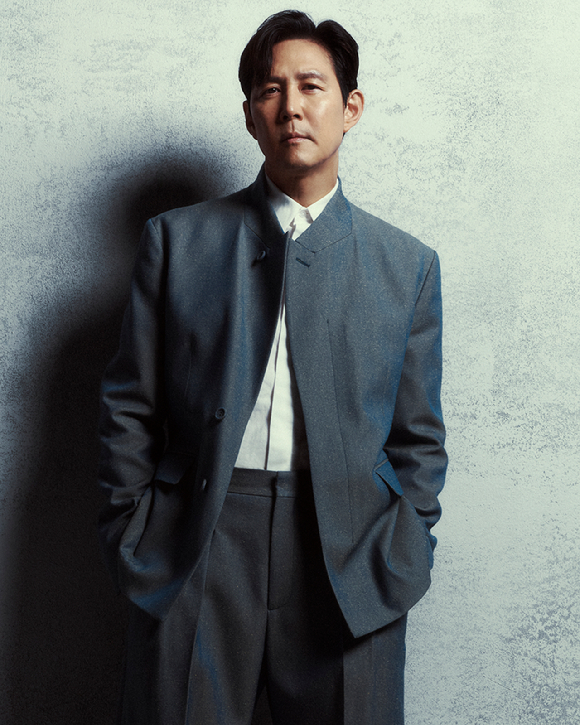 배우 이정재가 넷플릭스 시리즈 '오징어 게임' 시즌3 인터뷰에 앞서 포즈를 취하고 있다. [사진=넷플릭스]