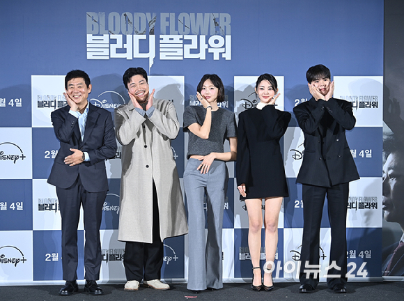 배우 성동일, 신승환, 금새록, 정소리, 려운이 27일 서울 용산구 CGV 용산아이파크몰에서 열린 디즈니+ '블러디 플라워' 제작발표회에서 포즈를 취하고 있다. [사진=곽영래 기자]
