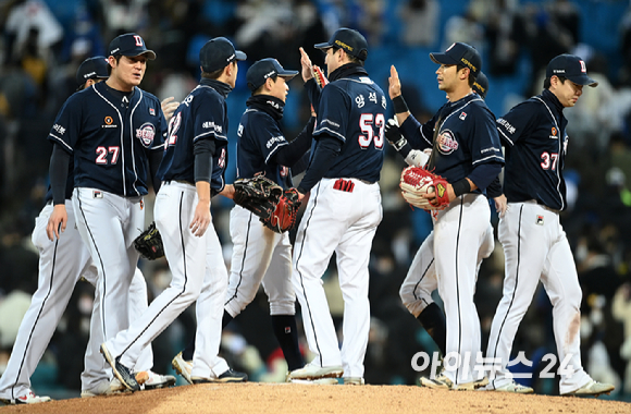 9일 오후 대구삼성라이온즈라이온즈파크에서 '2021 신한은행 SOL KBO리그' 삼성 라이온즈와 두산 베어스의 플레이오프 1차전이 진행됐다. 두산 선수들이 6-4로 승리를 거둔 후 하이파이브를 하고 있다. [사진=김성진 기자]