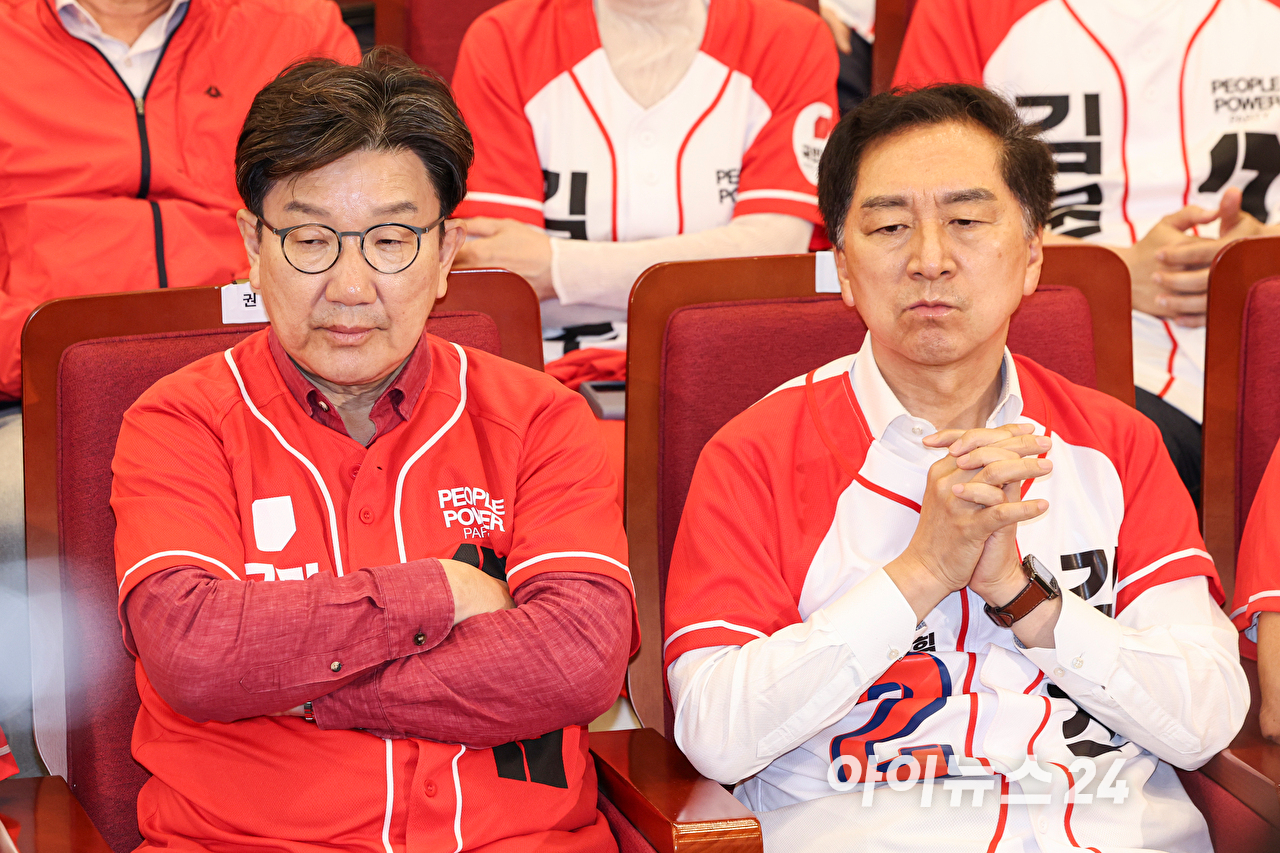 3일 서울 여의도 국회 도서관에 마련된 국민의힘 개표 상황실에서 안철수 공동선대위원장(왼쪽부터)과 김용태 비상대책위원장, 나경원 공동선대위원장이 제21대 대통령 선거 방송3사 출구조사 결과를 보며 굳은 표정을 짓고 있다. [사진=정소희 기자]